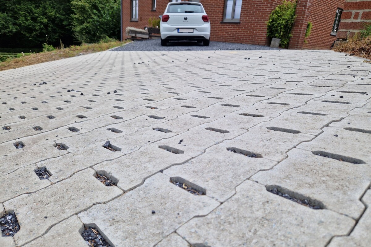 Allée en pavés drainants béton devant une maison.