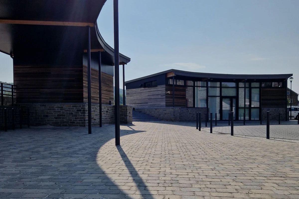 pavé béton gris au format Combi pour allée extérieure