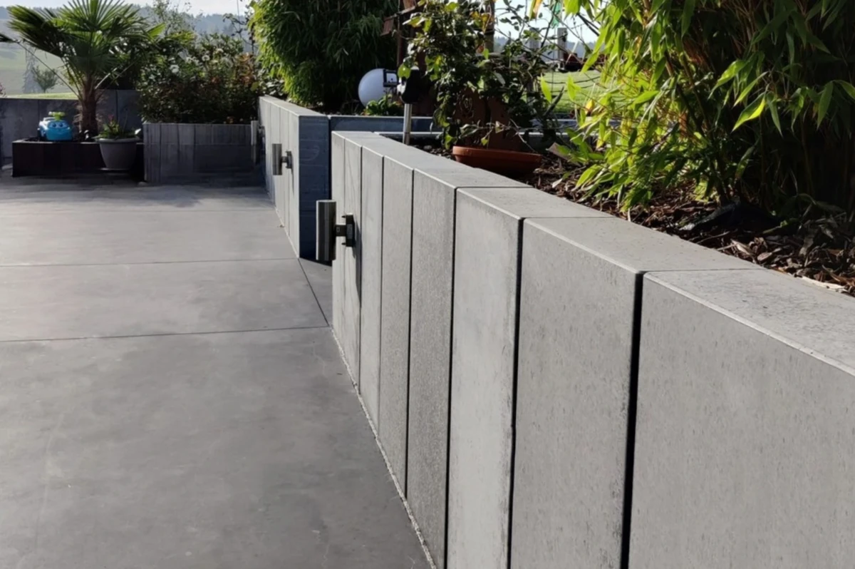 palissades-beton-pour-terrasse Palissades en béton gris anthracite bordant une terrasse moderne.