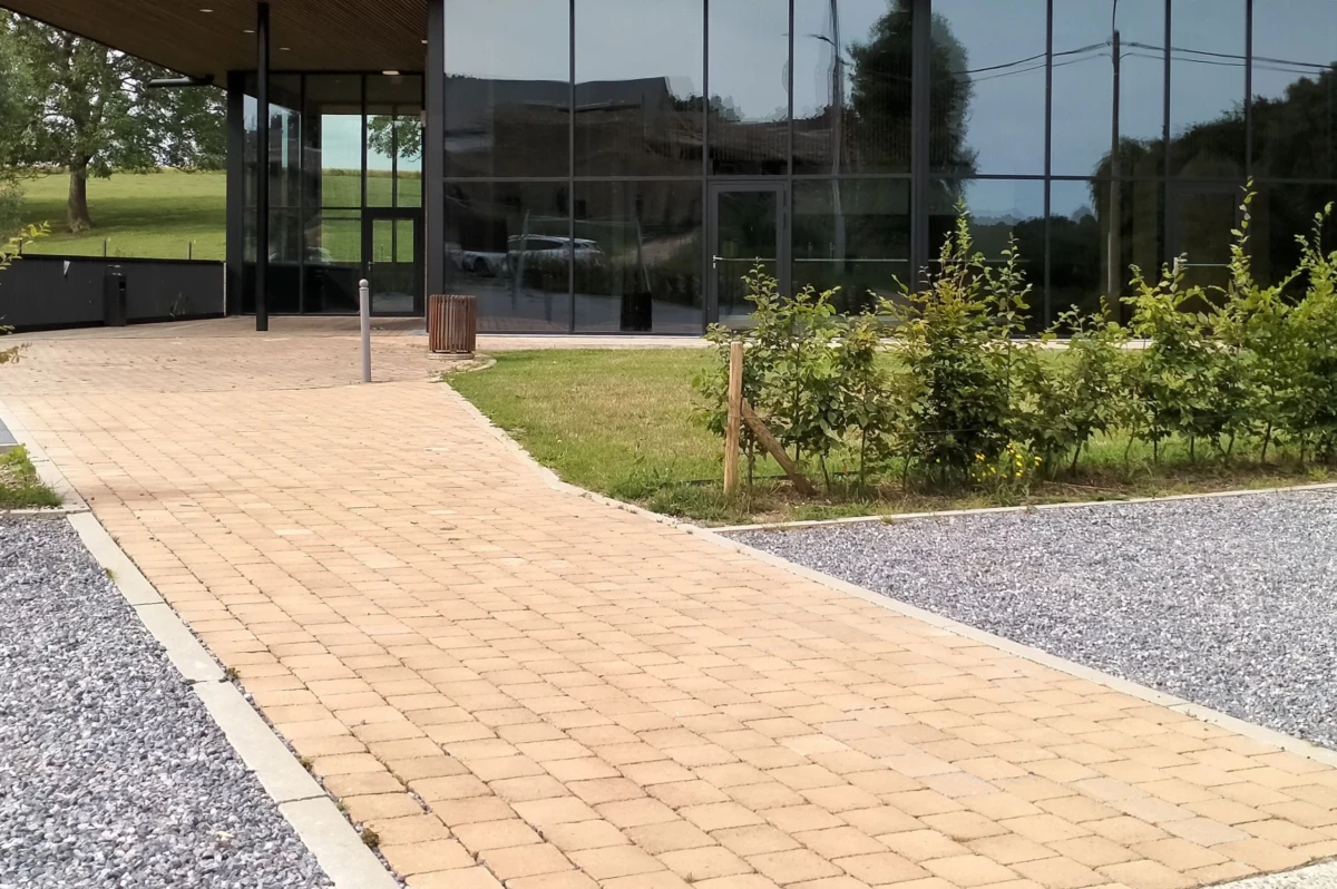 paves-beton-et-gravier-allee Allée en pavés bordée de gravier. Association de matériaux.