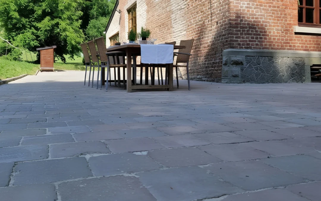 Terrasse pavée avec un coin repas idéal pour la période estivale