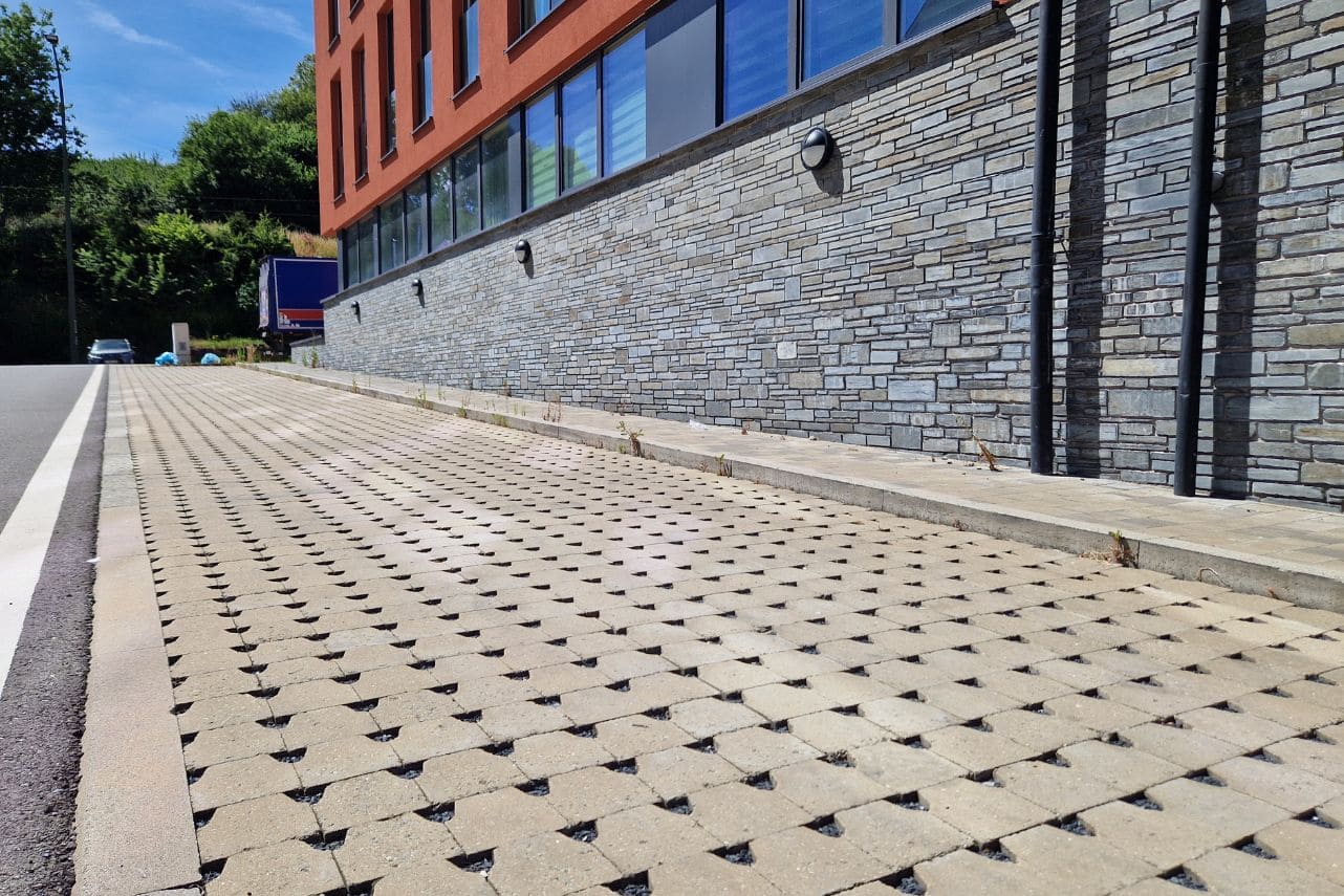 Pavés drainants franc - Cendre - 14,5 x 14,5 x 6 cm Places de parking en pavé drainant devant un immeuble résidentiel
