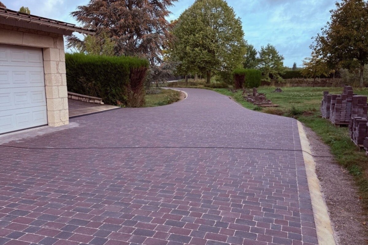 Allée de garage humide en pavés béton