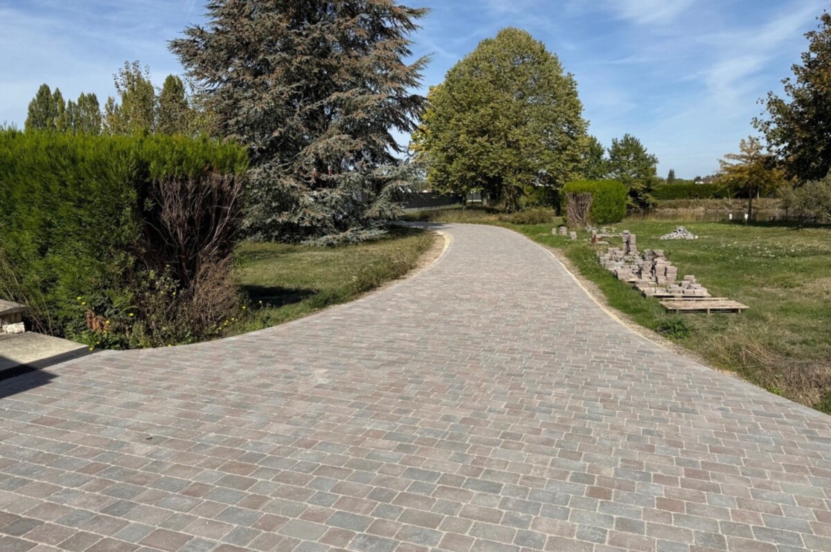 Allée pavée de 250 m² avec des pavés Combi de chez Mon Pavé